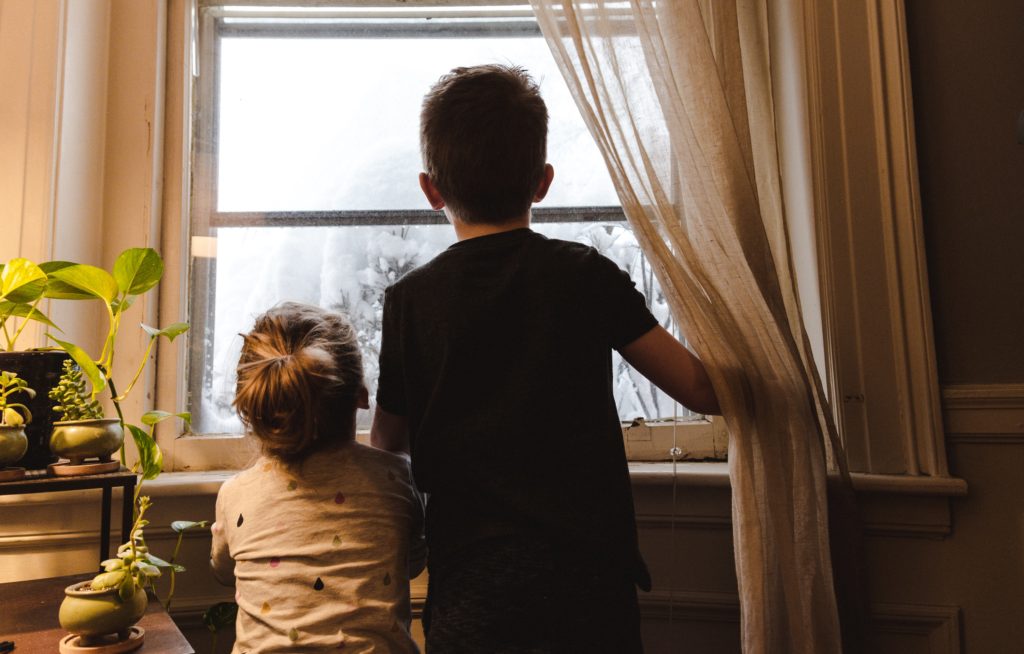 Enfants devant des stores domotiques